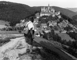 Blick zur Burg Lauenstein : Dr. Paul Schulz (1882-1967) in Wanderkleidung zur Burg Lauenstein blickend