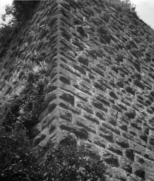 Creglingen-Niedersteinach. Burg Brauneck (um 1230). Teilansicht des Burgfrieds