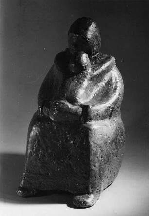 Sitzende Frau mit Kind auf dem Schoß : Sitzende Frau mit Kind auf dem Schoß. Keramik (1960/1964; E. Penther)