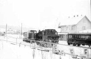 Lok 141 und Diesellok V 82, Bahnhof Gammertingen, rechts Triebwagen-Anhänger von 1934