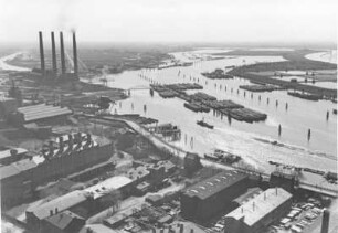 Hamburg-Billbrook. Blick vom ehemaligen Gasometer Tiefstack auf den die Billwerder Bucht, links das Gaswerk Tiefstack, rechts Rothenburgsort