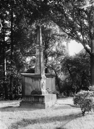 Distanzsäule : Hoyerswerda. Distanzsäule (1730) in der Promenade am Bahnhof (vom Markt umgesetzt)