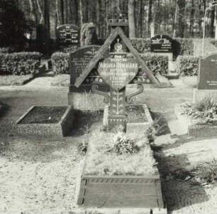 Grabstätte für M. Domas^0Ekojc (gestorben 1946), sorbische Dichterin