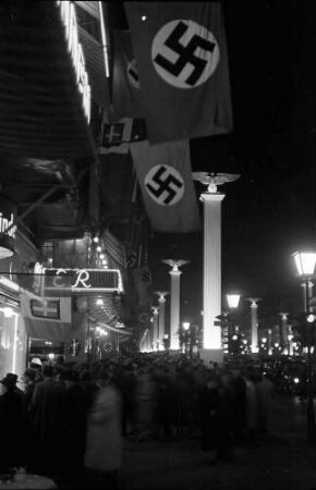 Berlin: Geschmückte Unter den Linden; Kranzler Ecke