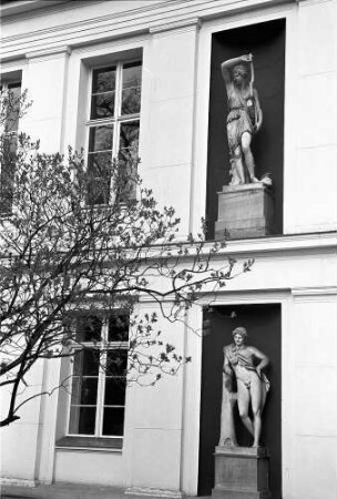 Berlin; Tegel: Figuren am Schloss