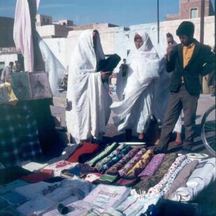 Marktszene in der Medina einer tunesischen Stadt, 1977