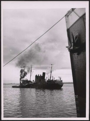 Schiff am Überseehafen Bremen