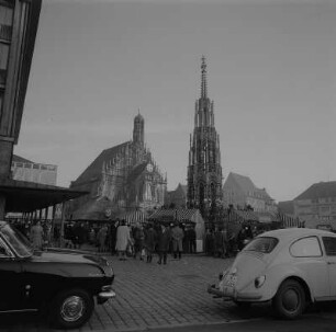 Nürnberg. Hauptmarkt mit Schönem Brunnen und Frauenkirche, zur Zeit des Weihnachtsmarktes (Christkindlesmarkt)