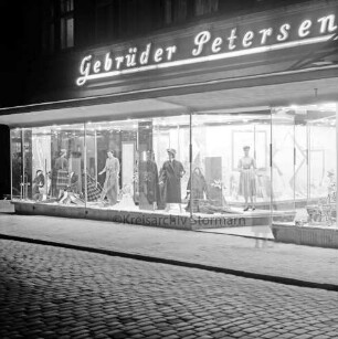 Gebrüder Petersen: Textilhaus: Besttorstraße, Ecke Hude: erleuchtete Schaufenster: darüber Firmenname als Leuchtreklame: im Dunkeln
