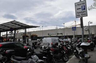 Girona - Parkplatz am Hauptbahnhof : Parkplatz am Hauptbahnhof, aufgenommen am 16. April 2012 in Girona