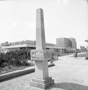Leipzig-Grünau. Gedenksäule "Alte Salzstraße - Handelsweg von Halle nach Leipzig"