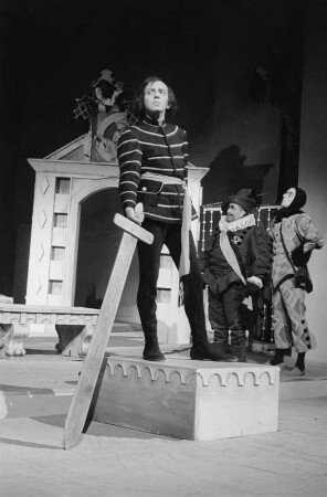 Szenenbilder aus dem Stück "Crispin und der tugendhafte Glücksritter" von Jacinto Benavente im Theater am Schiffbauerdamm Berlin