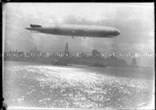 Luftschiff "0-LZ127" über dem Meer, von Bord des Hochseepassagierdampfers "Bremen" aus fotografiert