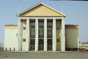 Rüdersdorf bei Berlin, Kalkberger Platz 31. Kulturhaus "Martin Andersen Nexö" (1956). Haupteingangsfront