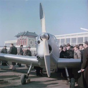 Leipzig. Frühjahrsmesse : Leipzig. Frühjahrsmesse, tschechisches Flugzeug, März 1955