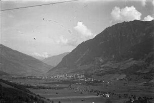 Unten im Tal : Siedlung in einem Tal.