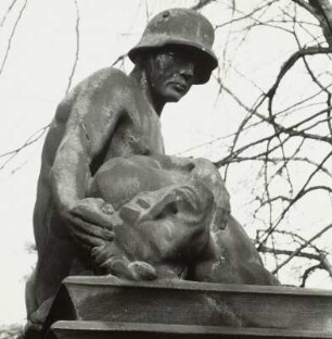 Denkmal für die Gefallenen des 1. Weltkrieges : Denkmal für die Gefallenen des 1. Weltkrieges. Sandstein (nach 1918). Soldat mit Gefallenem. Dresden-Pieschen, Markusfriedhof