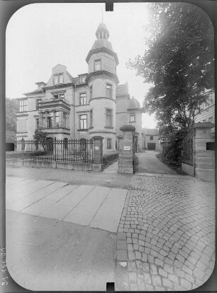 Leipzig-Zentrum, Waldstraße 86. Villa "Mückenschlößchen" (1892; B. Richter). Straßenansicht mit Einfriedung