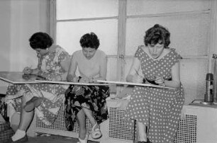 Drei Damen bei der manuellen Bearbeitung von großformatigen Fotoabzügen, rechts Renate Rössing (?)
