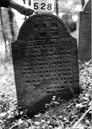 Grabstein 528 (Index: 99802720) Material: Sandstein Zustand: unten abgeblättert/Textverlust Maße HxBxT: 86x58x8 cm Beschreibung: Stele mit Karniesbogen, profilierter Rand, Giebelfeld: Grabstein 528