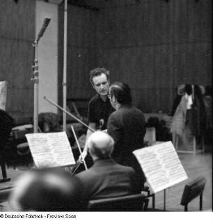 Carlos Kleiber im Probengespräch mit Konzertmeister Rudolf Ulbrich