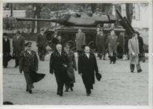 Konrad Adenauer begrüßt die ersten Soldaten der Deutschen Streitkräfte (Bundeswehrsoldaten) in Andernach