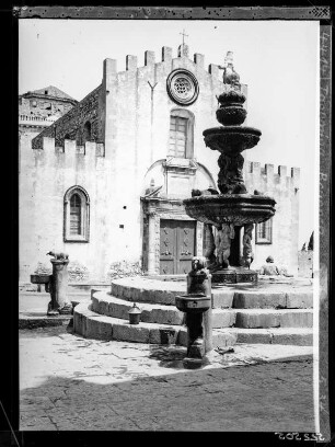Taormina. Brunnen auf dem Domplatz