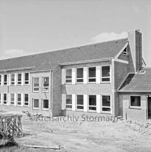 Lottbek: Volksschule Hoisbüttel: Teichweg: Erweiterungsbau: Neubau vor Fertigstellung: vorn Sandhaufen: links Holzböcke, Rohr, Holzpaletten