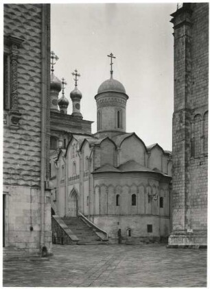 Moskau, Russland. Kreml. Kirche der Gottesmutter Rispoloshenie (1484-1485). Ansicht von Südosten mit Apsiden