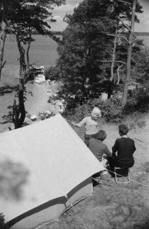 Waren (Müritz). Campingplatz Ecktannen. Camper vor ihrem Zelt