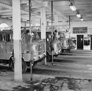 Feuerwache (Louisenstraße?), Feuerwehrautos, Ausstellung mit Modell der Feuerwache Louisenstraße, Feuerwehrleute mit Einsatzleiter Kaiser