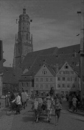 Nördlingen: Straße mit Turm der Georgskirche [im Vordergrund Pferdefuhrwerke]