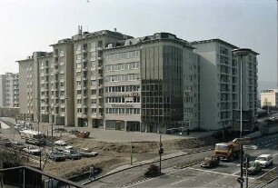 Freiburg i. Br.: Baukomplex Basler Tor von der Baslerstraße