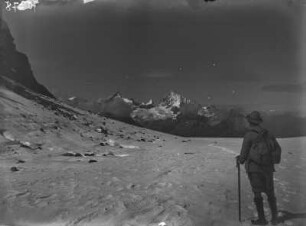 Zinalrothorn und Weisshorn : Blick Richtung Zinalrothorn und Weisshorn, mit Bergwanderer im Vordergrund