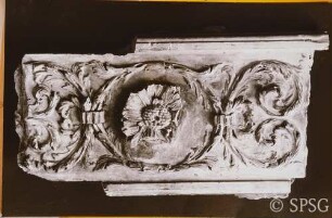 Berlin, Schloss Charlottenburg, Altes Schloss, Westflügel, Chinesische Galerie (Porzellangalerie), R. 88, beschädigtes Abschlussgesims aus ungefasstem Stuck.
