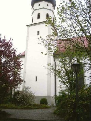 Ansicht von Norden mit Kirche (Kirchturm im Kern Romanisch-Langhaus 1787 Barock neu erbaut) im Kirchhof (als Begräbnisplatz aufgelassen)
