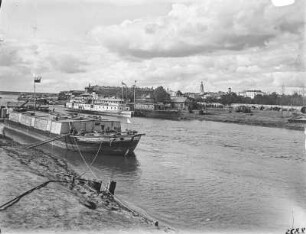 Kanal : Kanal mit Güterschiffen in Barnaul
