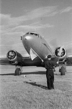 Leipzig. Flugplatz. Maschine auf der Startbahn