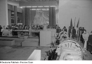 Besucher vor einem Messestand mit Maschinen der Firma Strojexport auf der Ausstellungsfläche der Tschechoslowakei