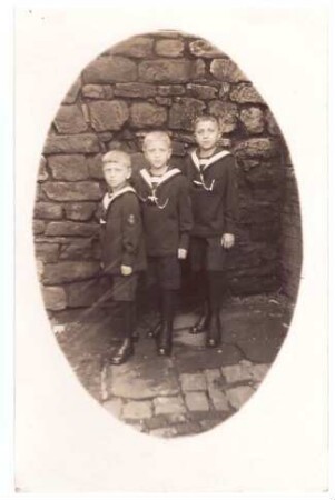 Foto drei Jungen im Matrosenanzug