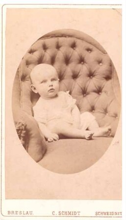 Foto Baby auf einem Polstersessel m Atelier