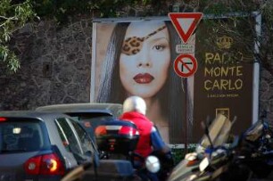 Monte Carlo - Verkehrsstau : Verkehrsstau im Zentrum von Monte Carlo vor Plakat von Radio Monte Carlo. 2006