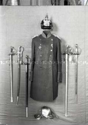 Waffenrock, Pickelhaube und Hieb- und Stichwaffen von Kaiser Wilhelm I. (?)