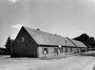 Dechtow, Fehrbellin, Karweseer Straße 2