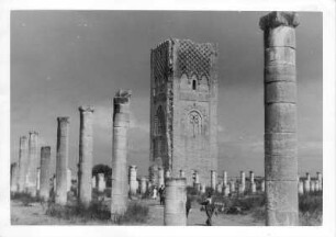 In Rabat (Marokko) bei Casablanca. Hassanturm (E. 12. Jh.) und Säulen der 1755 zerstörten Moschee