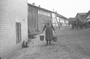 Rom, Kreis Parchim: Wasserträgerin in einer Gasse Roms