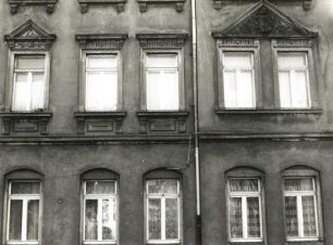 Dresden-Kaditz, Grimmstraße 61. Wohnhaus, Fenster (Erdgeschoss und 1. Obergeschoss)