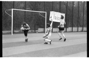 Kleinbildnegativ: Fußballspiel, Sportplatz am Tempelhofer Weg, 1982