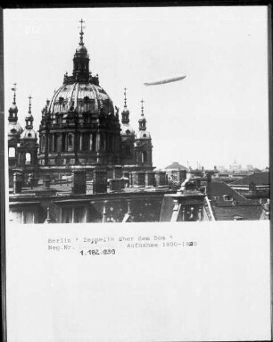 Berlin, Zeppelin über dem Dom