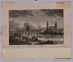 Stadtansicht von Dresden, Blick von Westen vom Neustädter Ufer über die Elbe mit Fähre auf die Altstadt und die Augustusbrücke